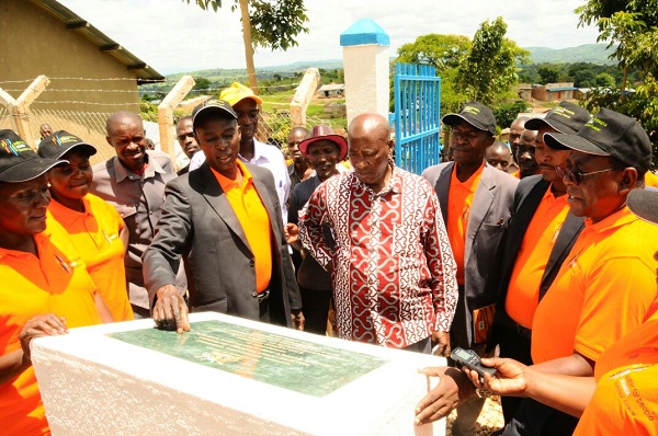 Engineer Aaron Kabirizi Director of the Directorate of Water Development in the Ministry of water and Environment launched the project.