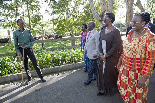 Kagame hosts Magufuli at his home. flickr/photos/paulkagame