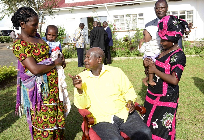 President Museveni (C) with Kamanda Bataringaya (R) Minister of state for labour meet some of the residents of Bughendera, Bundibugyo district.