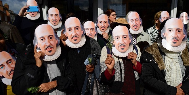 Wearing masks of the "Bard of Avon", members of the public prepare for the parade marking 400 years since the death of William Shakespeare, in Stratford-upon-Avon on April 23, 2016/ AFP 