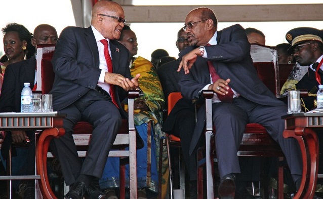 South Africa's President Jacob Zuma (L) speaks with Sudan's President Omar al-Bashir (R) during the swearing in ceremony of Uganda's President Yoweri  Museveni. PHOTO BY AFP