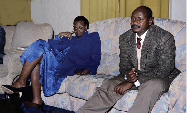 President Yoweri Museveni gives a press conference on October 24, 1987 at the Ugandan embassy in Paris, with his wife Janet. PHILIPPE BOUCHON / AFP