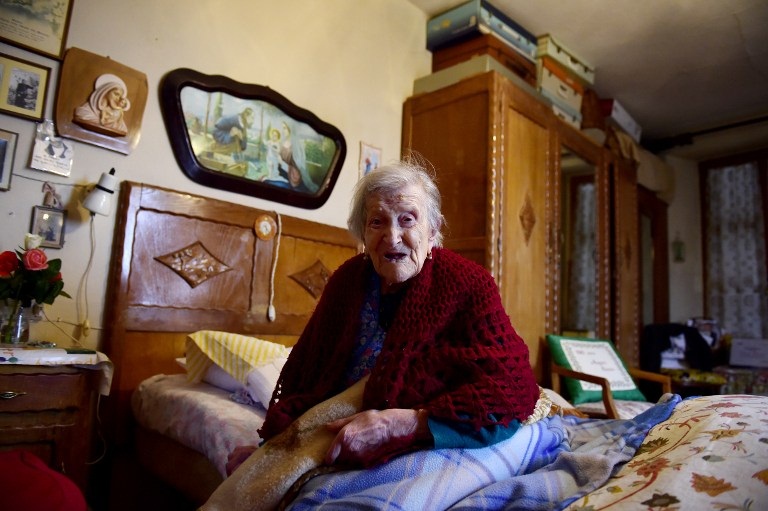 Emma Morano, 116, holds a pillow reading "116 years old, Happy Birthday Emma" as she poses for AFP photographer in Verbania, North Italy, on May 14, 2016.   Emma Morano is the oldest living person in the world, and the only one left who has touched three centuries. Susannah Mushatt Jones, a New York woman several months her senior, died on May 12 evening, making Morano the world's oldest known person at 116. / AFP PHOTO 