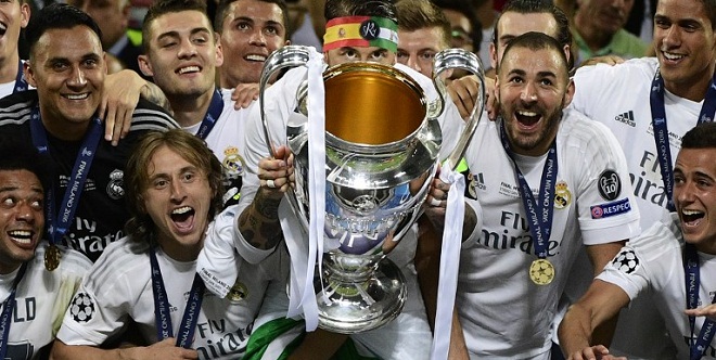 Real Madrid's Spanish defender Sergio Ramos (C) lifts the trophy next to Real Madrid's Croatian midfielder Luka Modric (L) and Real Madrid's French forward Karim Benzema (R) after Real Madrid won the UEFA Champions League final football match between Real Madrid and Atletico Madrid at San Siro Stadium in Milan, on May 28, 2016. AFP PHOTO