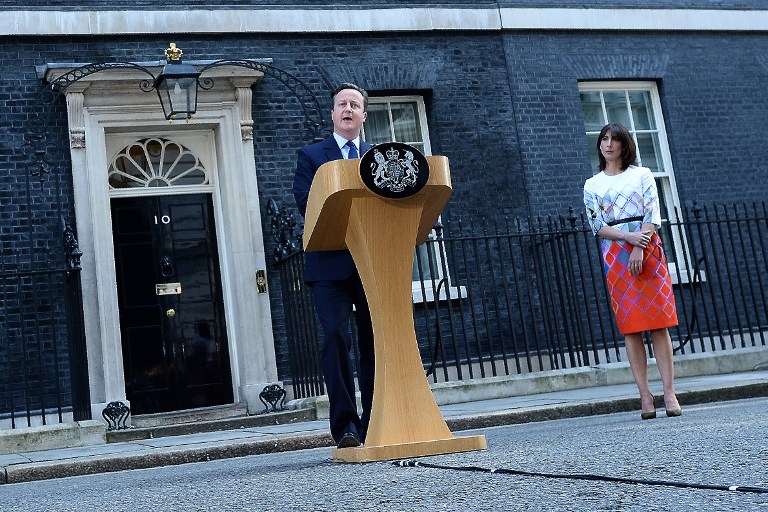 British Prime Minister David Cameron (C) flanked his wife Samantha speaks to the press in front of 10 Downing street in central London on June 24, 2016. Britain has voted to break out of the European Union, striking a thunderous blow against the bloc and spreading panic through world markets Friday as sterling collapsed to a 31-year low. / AFP PHOTO / BEN STANSALL