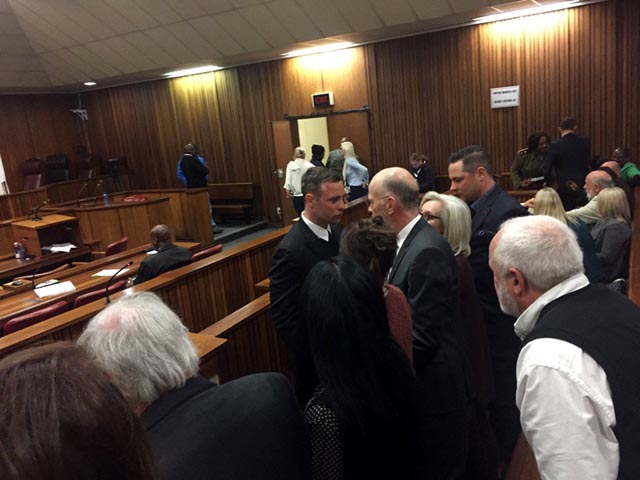 #OscarPistorius during break OP, still looking like he's hardly slept, shares a moment with uncle and brother. Photo via @johnrayitv