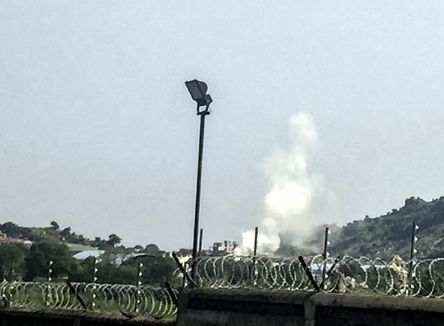 Plumes of smoke rise after South Sudanese government attack helicopters hovered over the Checkpoint district of the capital Juba, near the Jebel district which has seen some of the heaviest fighting, on July 11, 2016.  Intense battles resumed on July 11, 2016 in South Sudan's capital with tanks and helicopter gunships deployed and artillery fire heard in parts of the city. / AFP PHOTO / STR