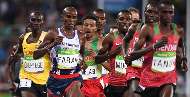 Britain's Mo Farah (2ndL) competes in the Men's 10,000m during the athletics event at the Rio 2016 Olympic Games at the Olympic Stadium in Rio de Janeiro on August 13, 2016.   / AFP PHOTO / OLIVIER MORIN