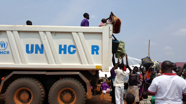 Refugees fleeing South Sudan to Uganda. Photo via @yaxle