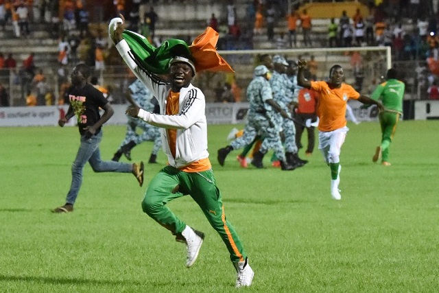 Ivory Coast's national football team fans celebrate on the pitch at the stade de la paix in Bouake on September 3, 2016 after the 2017 African Cup of Nations qualification football match between Ivory Coast and Sierra Leone.  / AFP PHOTO / ISSOUF SANOGO