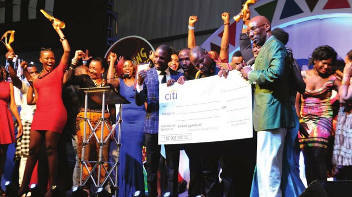 UCC ED Godfrey Mutabazi (R) hands over a cheque to film actors of yet to be launched Freedom at the Kampala Serena Hotel during the Uganda Film Festival held on Aug. 26, 2016. INdependent /Isaac Khisa