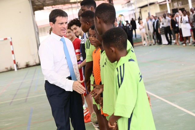 PM Valls meets youth in Ghana