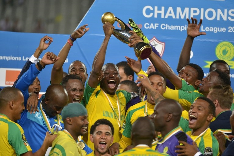 Mamelodi Sundowns' players celebrate with the trophy after winning the CAF Champions League football competition following the final match against Egypt's Zamalek on October 23, 2016 at the Borg el-Arab Stadium near Alexandria. / AFP PHOTO / STRINGER