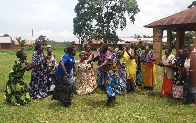 A group from Kateete-Nyaka Mukaaka women's group dancing. 