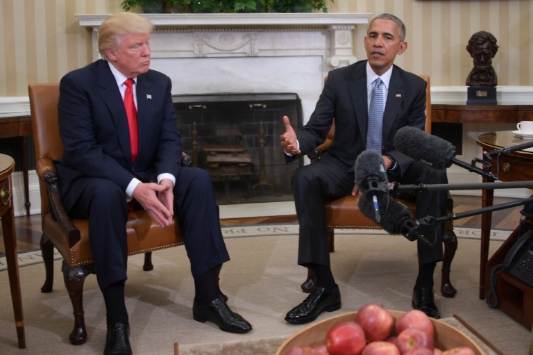 US President Barack Obama meets with President-elect Donald Trump to update him on transition planning in the Oval Office at the White House on November 10, 2016 in Washington,DC.  / AFP PHOTO / JIM WATSON