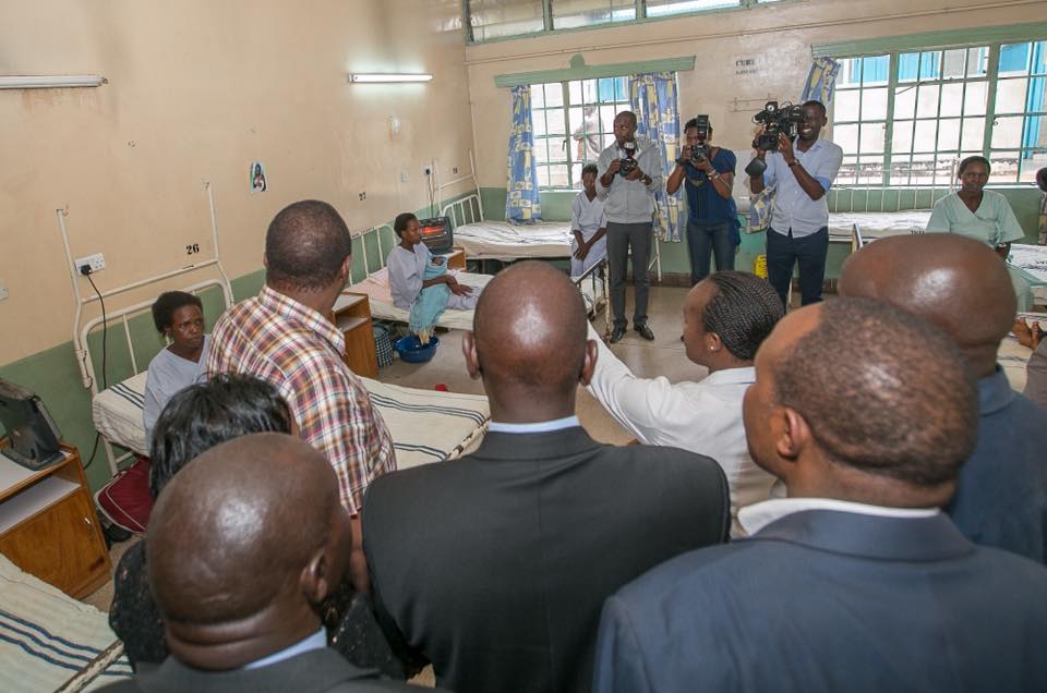 Uhuru checks on patients after Commissioning new medical equipment at Kericho Hospital. Doctors are on strike, and government has sent out army doctors to help.