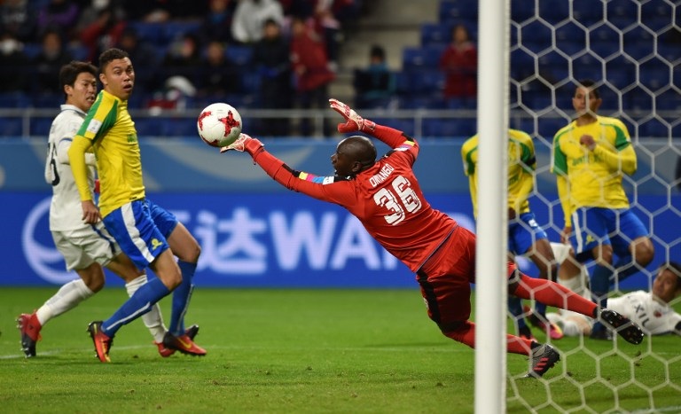 Mamelodi Sundowns goalkeeper Denis Onyango of Uganda (C) tries to clear the ball during the Club World Cup football match between Kashima Antlers and Mamelodi Sundowns in Suita, Osaka prefecture on December 11, 2016 / AFP PHOTO / KAZUHIRO NOGI