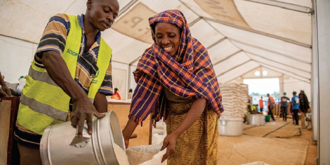https://www.independent.co.ug/wp-content/uploads/2018/11/WFP-staff-gives-a-refugee-her-food-1.jpg