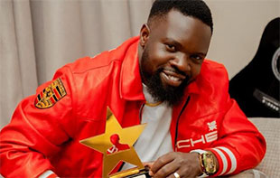 Ugandan Gospel artist Mungu Feni wins international award in Ghana
